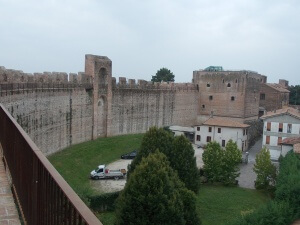 Mura di cittadella settore ripulito ben riconoscibile