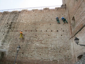 Torresino a Cittadella, operazioni di diserbo effettuate in fune