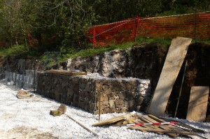 scogliere e gabbionate Fasi di lavoro durante la realizzazione di muri in gabbionate Cornedo Vicentino