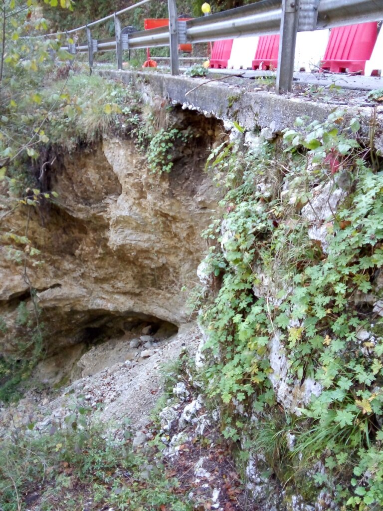 Muro crollato sotto strada